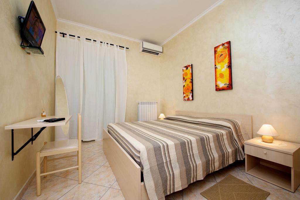 Guesthouse Holiday And โรม ภายนอก รูปภาพ
